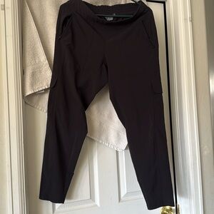 Athleta Chelsea cargo pants size 10 in black